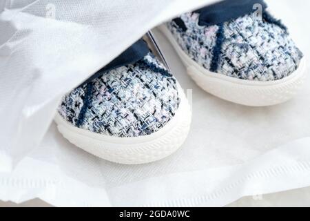 Schöne neue Kinder Sneakers im Paket. Stockfoto