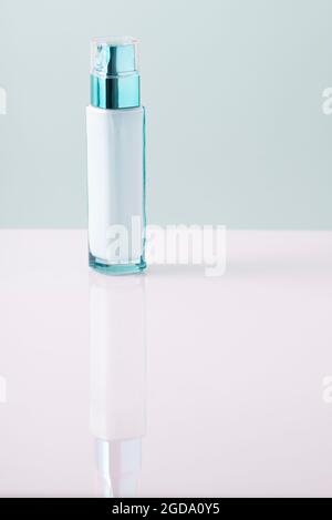 Creme in einer Flasche auf blauweißem Hintergrund. Hautpflegeprodukte. Stockfoto