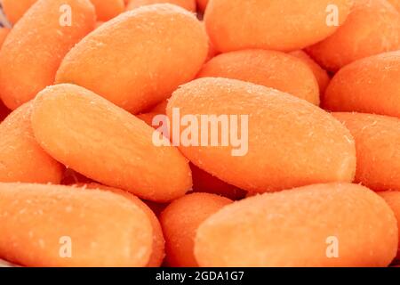 Mehrere leuchtend orange saftige, natürliche Mini-Karotten, Nahaufnahme. Stockfoto