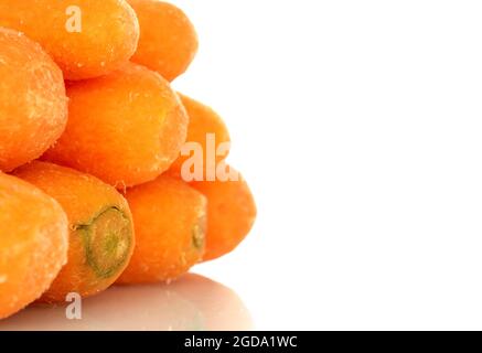 Mehrere leuchtend orange Bio-Mini-Karotten, Nahaufnahme, auf weißem Hintergrund. Stockfoto