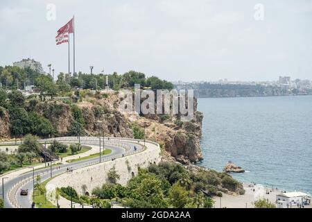 Strand von Konyaalti in Antalya, Türkei. Langer türkischer Strand am Mittelmeer bei warmem, sonnigem Sommerwetter. Rest der Touristen im Badeort. Hochwertige Fotos Stockfoto