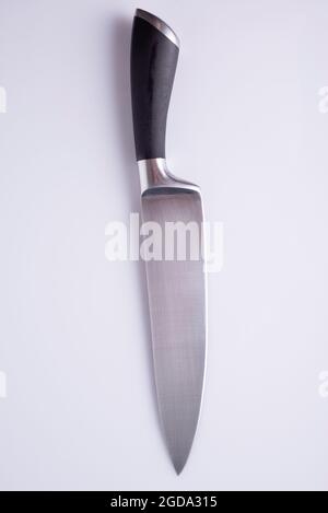 Küchenmesser aus Stahl auf weißem Hintergrund, Draufsicht. Stockfoto