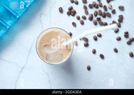 Eiskaffee in einem hohen Glas auf weißem Hintergrund. Stockfoto