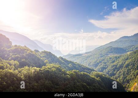 Verträumte Berglandschaft in der Nähe der Tara-Schlucht in Montenegro Stockfoto