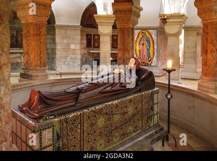 Jerusalem, Israel - 13. Oktober 2017: Unterirdische Krypta der Jungfrau Maria unter der Benediktiner-Abtei Dormition auf dem Berg Zion, in der Nähe des Zionstors vor Mauern Stockfoto