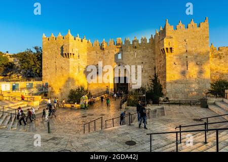 Jerusalem, Israel - 13. Oktober 2017: Damaskus Tor der alten Stadtmauer, die zum Basar Marktplatz des muslimischen Viertels von Jerusalem führt Stockfoto