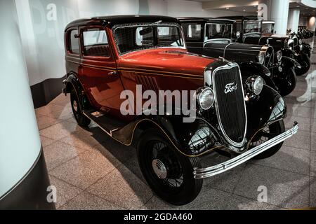 4. Juni 2019, Moskau, Russland: Seitenansicht des amerikanischen Autos Ford Model Y 1933. Klassische Retro-Autos der 1930er Jahre. Stockfoto