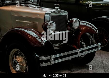 4. Juni 2019, Moskau, Russland: Scheinwerfer und Grill des amerikanischen Autos Studebaker Erskine 50 Sedan 1927. Klassische Retro-Autos der 1920er Jahre. Stockfoto