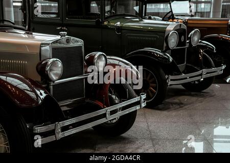 4. Juni 2019, Moskau, Russland: Scheinwerfer und Grill des amerikanischen Autos Studebaker Erskine 50 Sedan 1927. Klassische Retro-Autos der 1920er Jahre. Stockfoto