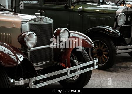 4. Juni 2019, Moskau, Russland: Scheinwerfer und Grill des amerikanischen Autos Studebaker Erskine 50 Sedan 1927. Klassische Retro-Autos der 1920er Jahre. Stockfoto