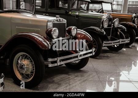 4. Juni 2019, Moskau, Russland: Scheinwerfer und Grill des amerikanischen Autos Studebaker Erskine 50 Sedan 1927. Klassische Retro-Autos der 1920er Jahre. Stockfoto