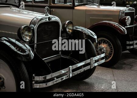 4. Juni 2019, Moskau, Russland: Grill und Scheinwerfer des amerikanischen Autos Dodge 124 Open Touring 1928. Klassische Retro-Autos der 1920er Jahre. Stockfoto