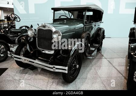 4. Juni 2019, Moskau, Russland: Seitenansicht des amerikanischen Autos Ford A Phaeton 1929. Klassische Retro-Autos der 1920er Jahre. Stockfoto