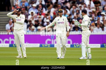 Der englische Kapitän Joe Root (Mitte) spricht am ersten Tag des zweiten Testmatches in Lord's, London, mit dem Wicketkeeper Jos Buttler und Dom Sibley (links). Bilddatum: Donnerstag, 12. August 2021. Stockfoto