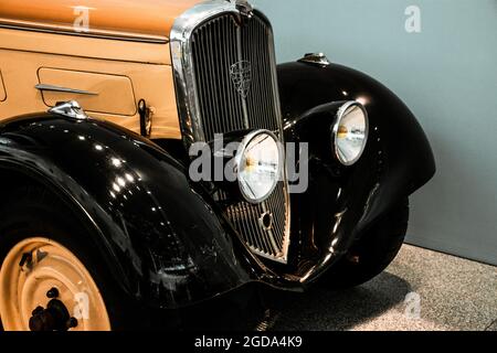 4. Juni 2019, Moskau, Russland: Fahrzeuggrill und Scheinwerfer des französischen Autos Peugeot 201 BR 1933. Klassische Retro-Autos der 1920er Jahre. Stockfoto