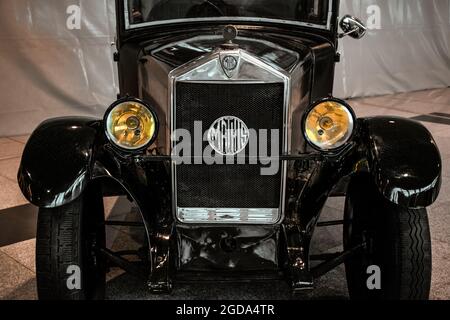 4. Juni 2019, Moskau, Russland: Frontansicht des französischen Autos Mathis Type MY 1927. Klassische Retro-Autos der 1920er Jahre. Stockfoto