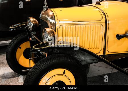 4. Juni 2019, Moskau, Russland: Scheinwerfer und Grill des französischen Autos "Torpedo" 1925, Typ C 5 PS. Klassische Retro-Autos der 1920er Jahre. Stockfoto