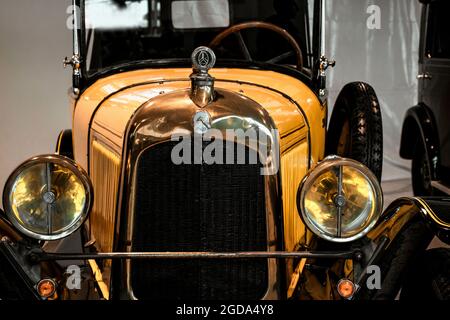 4. Juni 2019, Moskau, Russland: Scheinwerfer und Grill des französischen Autos "Torpedo" 1925, Typ C 5 PS. Klassische Retro-Autos der 1920er Jahre. Stockfoto