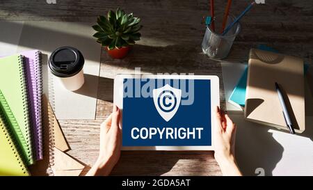 Copyright-Symbol auf dem Bildschirm. Patentrecht und geistiges Eigentum. Business-, Internet- und Technologiekonzept. Stockfoto