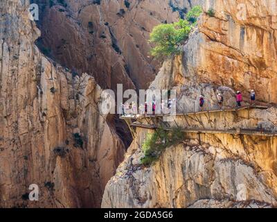 Malaga, Andalusien, Spanien. 09,03,2020. Eine Gruppe von Wanderern mit Helm und Masken, die entlang des Caminito del Rey in der Gaitanes-Schlucht in Malaga wandern. Stockfoto