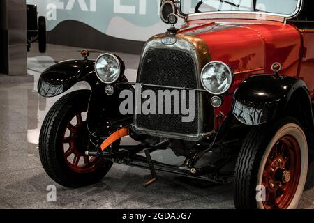 4. Juni 2019, Moskau, Russland: Scheinwerfer und Grill des italienischen Autos Fiat Valencia 1919. Klassische Retro-Autos der 1920er Jahre. Stockfoto