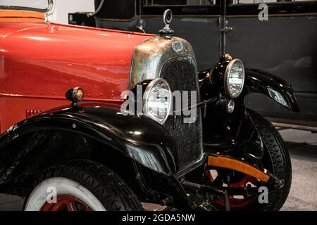 4. Juni 2019, Moskau, Russland: Scheinwerfer und Grill des italienischen Autos Fiat Valencia 1919. Klassische Retro-Autos der 1920er Jahre. Stockfoto