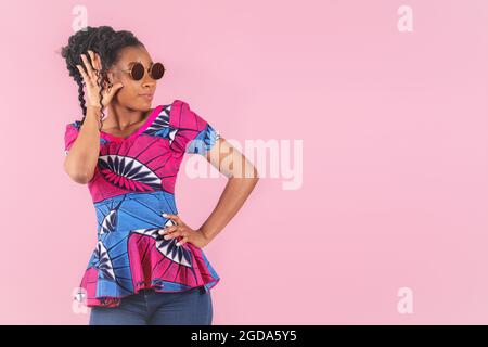 Nette afroamerikanische Frau, die eine übertriebene Zuhörgeste macht Stockfoto
