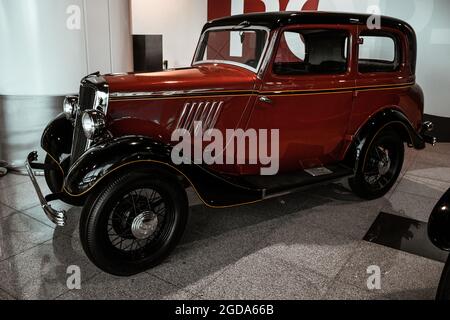 4. Juni 2019, Moskau, Russland: Seitenansicht des amerikanischen Autos Ford Model Y 1933. Klassische Retro-Autos der 1930er Jahre. Stockfoto