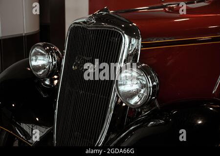 4. Juni 2019, Moskau, Russland: Fahrzeuggrill und Scheinwerfer des amerikanischen Autos Ford Model Y 1933. Klassische Retro-Autos der 1930er Jahre. Stockfoto