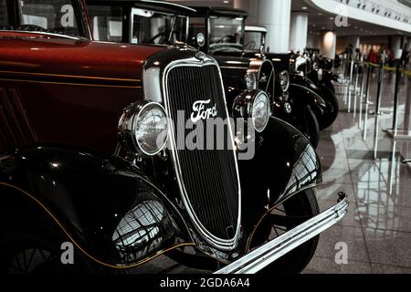 4. Juni 2019, Moskau, Russland: Fahrzeuggrill und Scheinwerfer des amerikanischen Autos Ford Model Y 1933. Klassische Retro-Autos der 1930er Jahre. Stockfoto