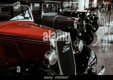 4. Juni 2019, Moskau, Russland: Fahrzeuggrill und Scheinwerfer des amerikanischen Autos Ford Model Y 1933. Klassische Retro-Autos der 1930er Jahre. Stockfoto