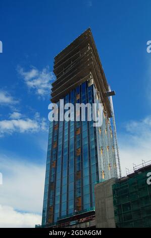 FRANKFURT, DEUTSCHLAND - 10. Aug 2021: „The Spin“-Turm im Bau, Frankfurt. Nutzung: Hotel- und Büroräume. Stand August 2021. Geplante Fertigstellung Stockfoto