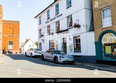 Woodbridge Suffolk UK August 11 2021: Ein elektrischer Porsche Taycan Turbo mit 2021 Modellen parkte auf der Straße vor einem beliebten Hotel in der Marktstadt Wood Stockfoto