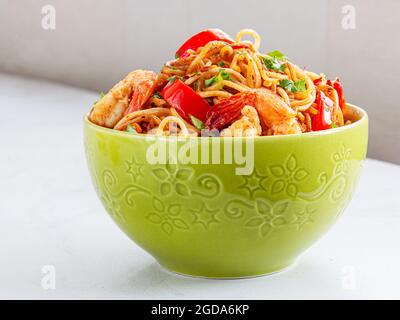 Garnelen-Chow Mein, Garnelennudeln, Asiatische Lebensmittelfotografie Stockfoto