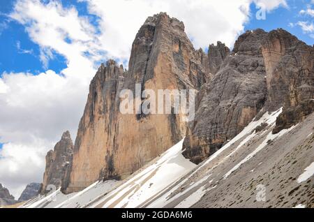 Schöne Sicht auf die Tre Cime di Lavaredo. Großes Panoramabild der dolomiten in italien. Blauer Himmel. Fernweh Stockfoto