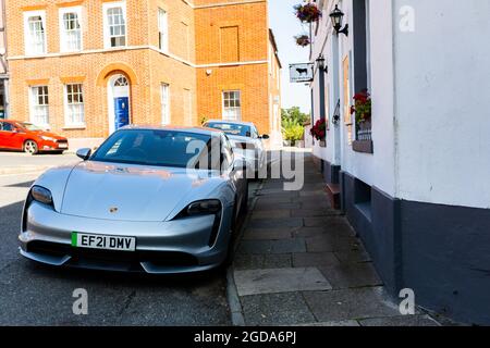 Woodbridge Suffolk UK August 11 2021: Ein elektrischer Porsche Taycan Turbo mit 2021 Modellen parkte auf der Straße vor einem beliebten Hotel in der Marktstadt Wood Stockfoto