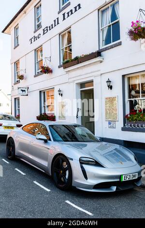 Woodbridge Suffolk UK August 11 2021: Ein elektrischer Porsche Taycan Turbo mit 2021 Modellen parkte auf der Straße vor einem beliebten Hotel in der Marktstadt Wood Stockfoto