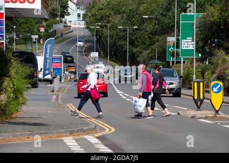 Fishguard, Pembrokeshire, großbritannien . 12. August 2021 Touristen strömen in koatale Städte, jetzt werden in wales Estrictionss lebend, die Temperaturen steigen auf 18 Grad Aktivitäten am Meer und Café-Kultur wieder Kredit: Debra Angel/Alamy Live News Stockfoto