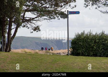 Fishguard, Pembrokeshire, großbritannien . 12. August 2021 Touristen strömen in koatale Städte, jetzt werden in wales Estrictionss lebend, die Temperaturen steigen auf 18 Grad Aktivitäten am Meer und Café-Kultur wieder Kredit: Debra Angel/Alamy Live News Stockfoto