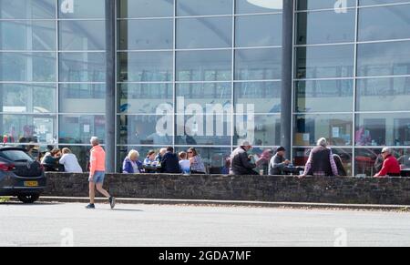 Fishguard, Pembrokeshire, großbritannien . 12. August 2021 Touristen strömen in koatale Städte, jetzt werden in wales Estrictionss lebend, die Temperaturen steigen auf 18 Grad Aktivitäten am Meer und Café-Kultur wieder Kredit: Debra Angel/Alamy Live News Stockfoto