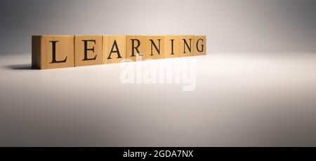 Die Lernkette wurde aus Holzwürfeln erstellt. Industrie und Technologie. Nahaufnahme. Stockfoto