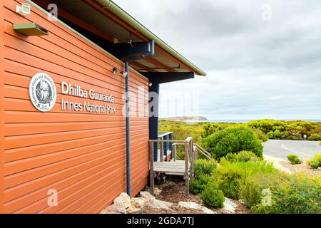 Inneston, Südaustralien - 19. Januar 2021: Innes National Park Visitor Centre an einem bewölkten Tag vom Parkplatz aus in Richtung Meer gesehen Stockfoto