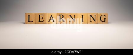 Die Lernkette wurde aus Holzwürfeln erstellt. Industrie und Technologie. Nahaufnahme. Stockfoto