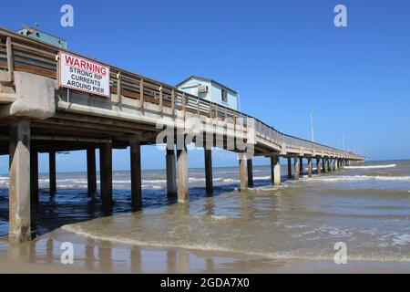 Corpus Christi, USA. August 2021. Der Bob Hall Pier bleibt am 10. August 2021 in Corpus Christi, Texas, USA, geschlossen. Die Anlegestelle wurde während des Hurrikates Hanna der Kategorie 1 im Juli 2020 beschädigt. (Foto: Carlos Kosienski/Sipa USA) Quelle: SIPA USA/Alamy Live News Stockfoto