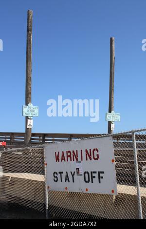 Corpus Christi, USA. August 2021. Der Bob Hall Pier bleibt am 10. August 2021 in Corpus Christi, Texas, USA, geschlossen. Die Anlegestelle wurde während des Hurrikates Hanna der Kategorie 1 im Juli 2020 beschädigt. (Foto: Carlos Kosienski/Sipa USA) Quelle: SIPA USA/Alamy Live News Stockfoto