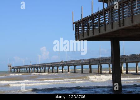 Corpus Christi, USA. August 2021. Der Bob Hall Pier bleibt am 10. August 2021 in Corpus Christi, Texas, USA, geschlossen. Die Anlegestelle wurde während des Hurrikates Hanna der Kategorie 1 im Juli 2020 beschädigt. (Foto: Carlos Kosienski/Sipa USA) Quelle: SIPA USA/Alamy Live News Stockfoto