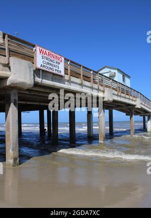 Corpus Christi, USA. August 2021. Der Bob Hall Pier bleibt am 10. August 2021 in Corpus Christi, Texas, USA, geschlossen. Die Anlegestelle wurde während des Hurrikates Hanna der Kategorie 1 im Juli 2020 beschädigt. (Foto: Carlos Kosienski/Sipa USA) Quelle: SIPA USA/Alamy Live News Stockfoto