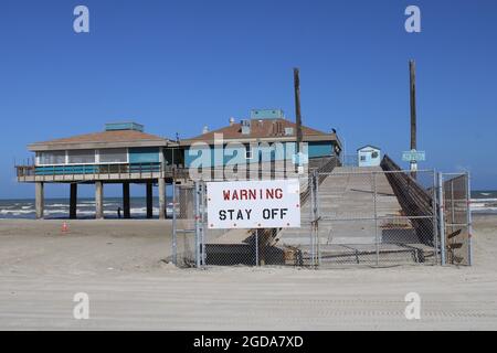 Corpus Christi, USA. August 2021. Der Bob Hall Pier bleibt am 10. August 2021 in Corpus Christi, Texas, USA, geschlossen. Die Anlegestelle wurde während des Hurrikates Hanna der Kategorie 1 im Juli 2020 beschädigt. (Foto: Carlos Kosienski/Sipa USA) Quelle: SIPA USA/Alamy Live News Stockfoto