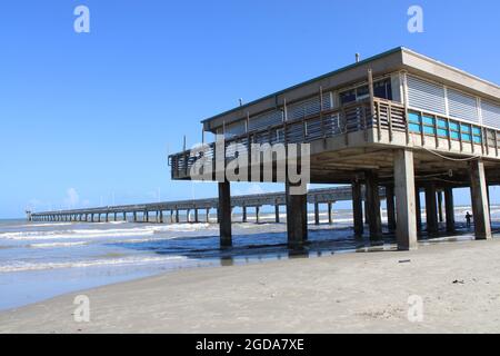 Corpus Christi, USA. August 2021. Der Bob Hall Pier bleibt am 10. August 2021 in Corpus Christi, Texas, USA, geschlossen. Die Anlegestelle wurde während des Hurrikates Hanna der Kategorie 1 im Juli 2020 beschädigt. (Foto: Carlos Kosienski/Sipa USA) Quelle: SIPA USA/Alamy Live News Stockfoto