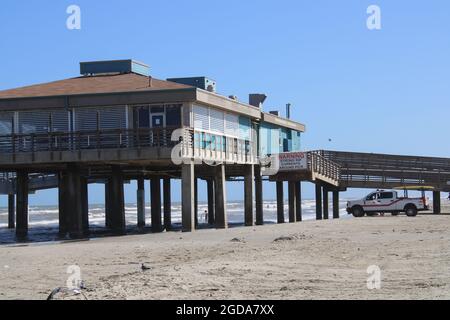 Corpus Christi, USA. August 2021. Der Bob Hall Pier bleibt am 10. August 2021 in Corpus Christi, Texas, USA, geschlossen. Die Anlegestelle wurde während des Hurrikates Hanna der Kategorie 1 im Juli 2020 beschädigt. (Foto: Carlos Kosienski/Sipa USA) Quelle: SIPA USA/Alamy Live News Stockfoto